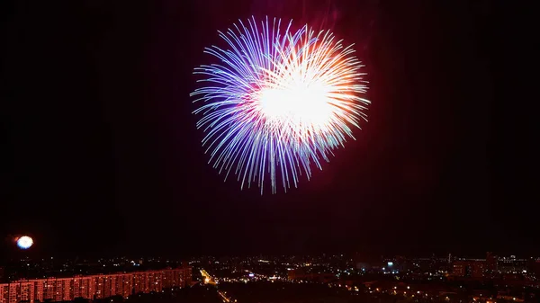 Das schöne Feuerwerk über der Stadt bei Nacht. — Stockfoto