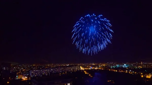 Los hermosos fuegos artificiales sobre la ciudad por la noche . — Foto de Stock