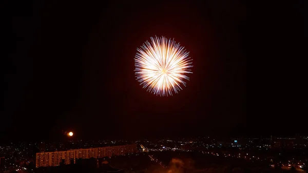 Das schöne Feuerwerk über der Stadt bei Nacht. — Stockfoto