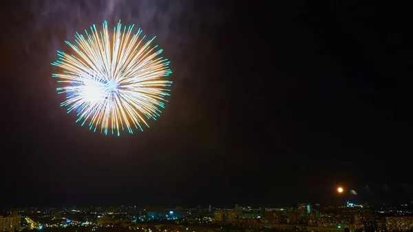 A gyönyörű tűzijáték, éjjel a város felett. — Stock Fotó