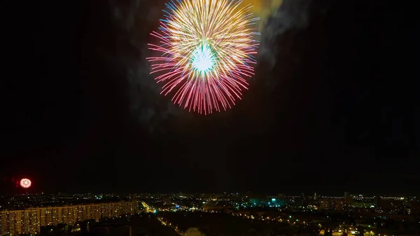 Los hermosos fuegos artificiales sobre la ciudad por la noche . — Foto de Stock