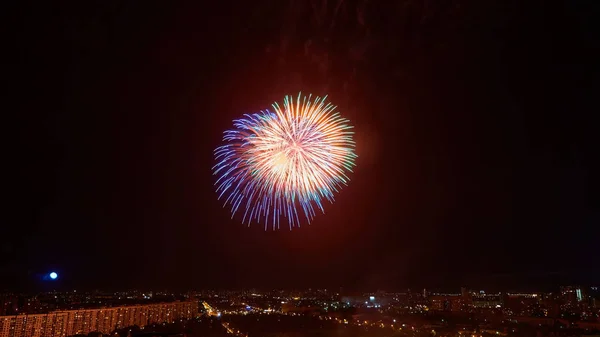 夜の街を美しい花火. — ストック写真