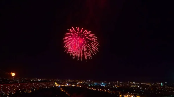 Das schöne Feuerwerk über der Stadt bei Nacht. — Stockfoto