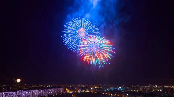 Los hermosos fuegos artificiales sobre la ciudad por la noche . — Foto de Stock