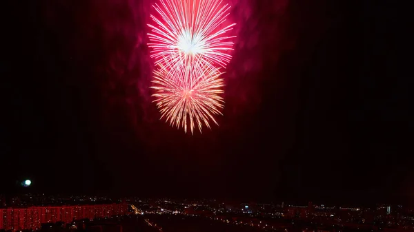 Das schöne Feuerwerk über der Stadt bei Nacht. — Stockfoto