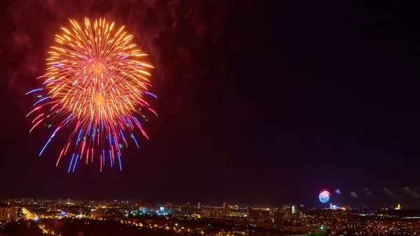 A gyönyörű tűzijáték, éjjel a város felett. — Stock Fotó