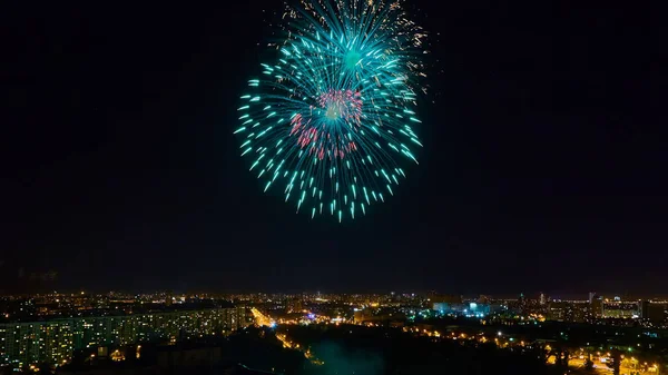 夜の街を美しい花火. — ストック写真