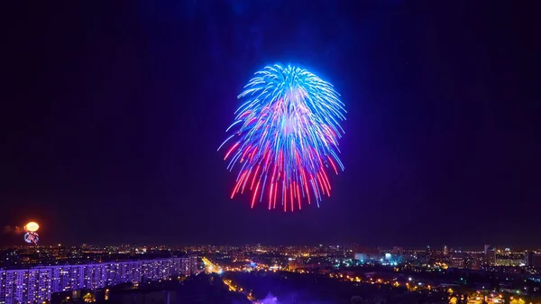 Das schöne Feuerwerk über der Stadt bei Nacht. — Stockfoto