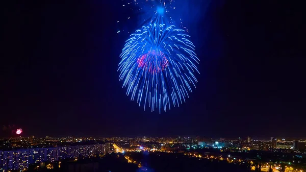 Das schöne Feuerwerk über der Stadt bei Nacht. — Stockfoto