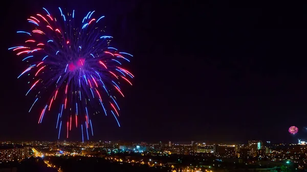 Das schöne Feuerwerk über der Stadt bei Nacht. — Stockfoto