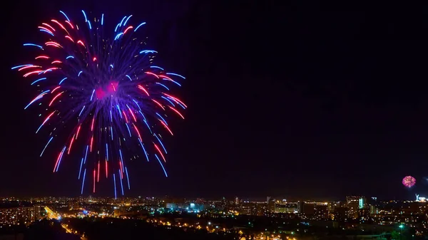 Het prachtige vuurwerk over stad bij nacht. — Stockfoto