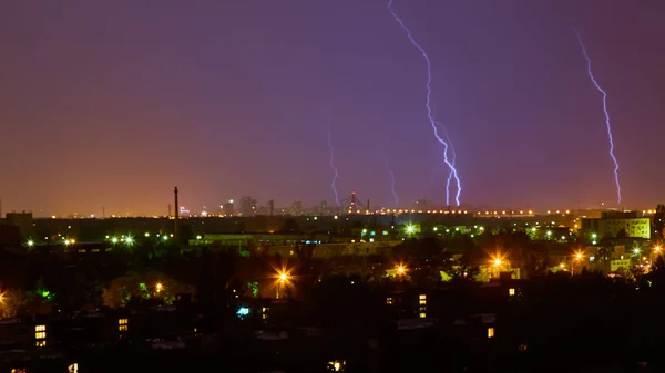 Удар молнии в городе Киеве. Шторм снаружи. Гроза с молнией в городе. Момент молнии — стоковое фото
