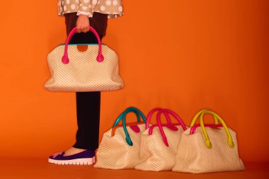 Kadının el çantası. Çanta, el çantası saman dışında yaptı.