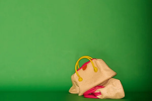 Les sacs à main mode isolés sur fond vert. Dépendance au shopping — Photo