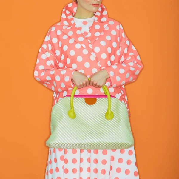 De cerca la foto del bolso a la moda violeta con la baratija de piel en las manos de la mujer a la moda posando en la calle con los árboles florecientes primaverales. Elementos de moda . — Foto de Stock