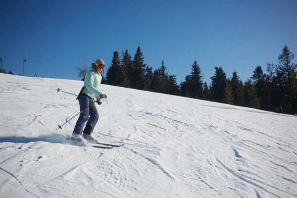 Die junge Skirennläuferin in der Abfahrt. — Stockfoto