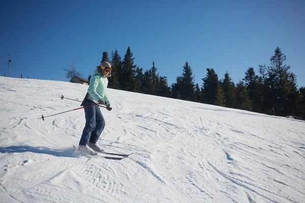下り坂で若い女性スキーヤー. — ストック写真