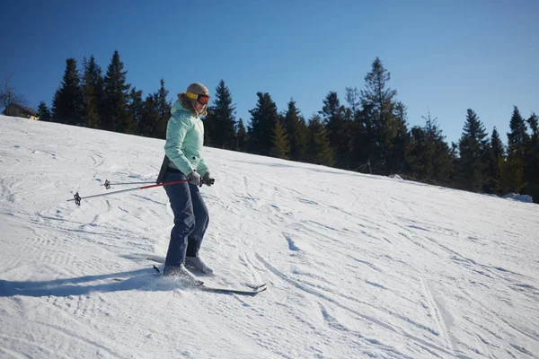 A jovem esquiadora em declive . — Fotografia de Stock