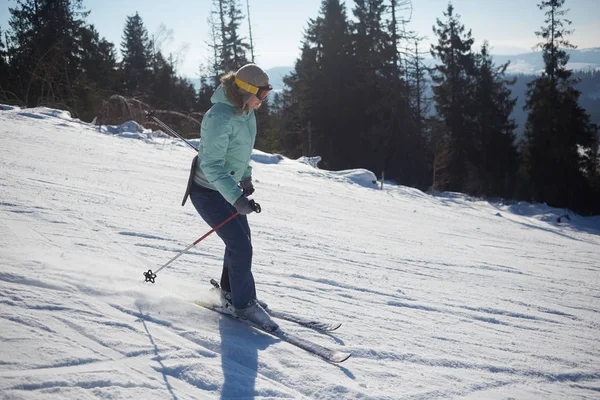 La jeune skieuse en descente . — Photo