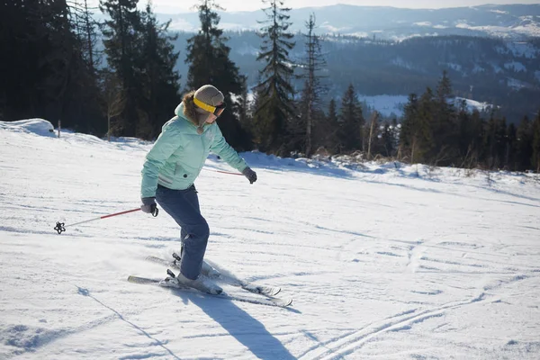 A jovem esquiadora em declive . — Fotografia de Stock