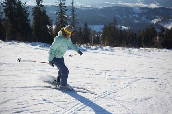 下り坂で若い女性スキーヤー. — ストック写真