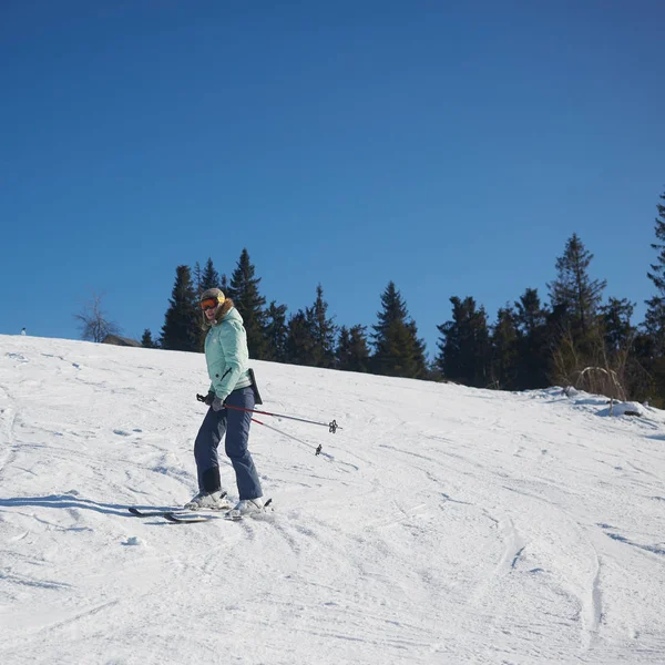 Mladé samice lyžaře sjezdovka. — Stock fotografie