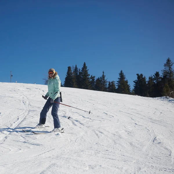 The young female skier in downhill slope. — Stock Photo, Image