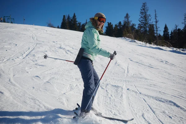 Mladé samice lyžaře sjezdovka. — Stock fotografie