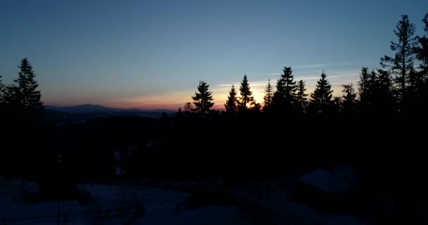 Vue aérienne au coucher du soleil hiver montagne — Video