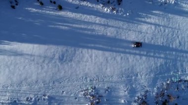 Snowcat veya kar damat görünümünü kışın kayak resort yamaçta aşağı hava üst