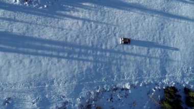 Snowcat veya kar damat görünümünü kışın kayak resort yamaçta aşağı hava üst