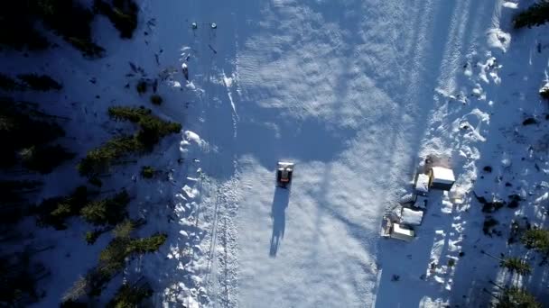 Malownicze Zimowe Lotnicze Lot Drona Góry Ośrodek Narciarski Snowcat Rozpoczął — Wideo stockowe