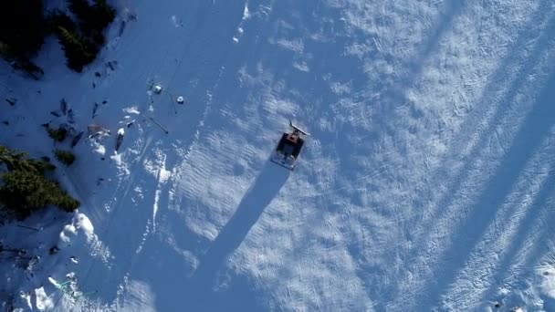 Vuelo aéreo de invierno escénico de drones sobre las montañas y la estación de esquí. Snowcat comenzó su turno, preparando pistas para el día siguiente. 4K . — Vídeo de stock