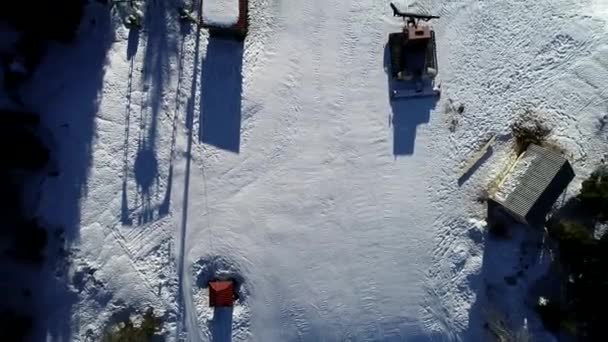 Aerial uppifrån en snowcat eller snö groomer syn på en resort skidbacke på vintern — Stockvideo