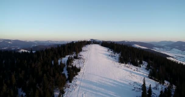 Εναέρια τοπίο χιόνι πλαγιά με ανελκυστήρα σκι στο χιονοδρομικό θέρετρο του χειμώνα. Χειμερινή δραστηριότητα στο πολυτελές χιονοδρομικό θέρετρο κηφήνας προβολή — Αρχείο Βίντεο