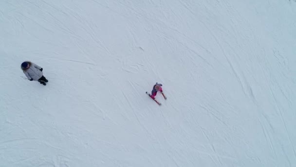 Menina esqui downhill no equipamento de inverno — Vídeo de Stock