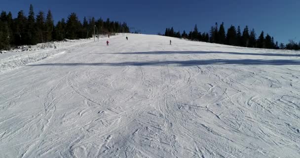 Een prachtige luchtfoto van mensen in een besneeuwde berg Skigebied Skiën. — Stockvideo
