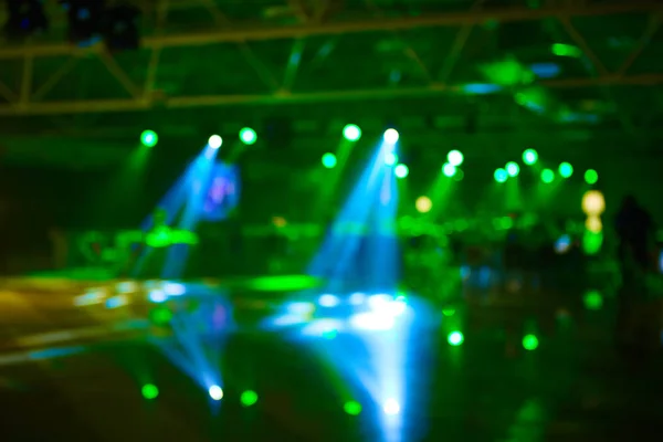 Fondo borroso de iluminación de conciertos de eventos en la sala de conferencias — Foto de Stock
