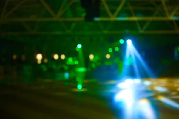 Luces borrosas en el escenario, imagen abstracta de la iluminación de conciertos — Foto de Stock