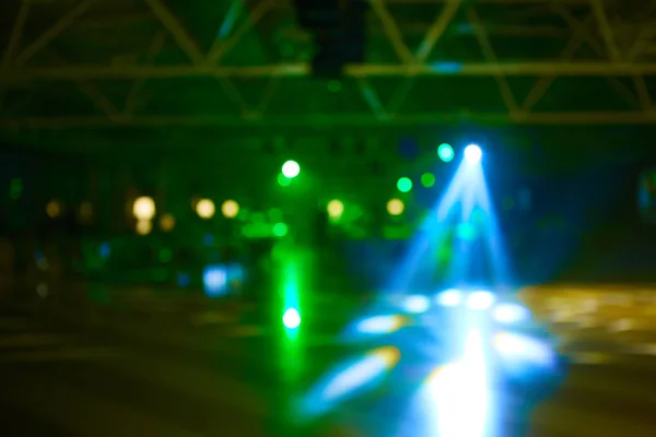Luces borrosas en el escenario, imagen abstracta de la iluminación de conciertos —  Fotos de Stock