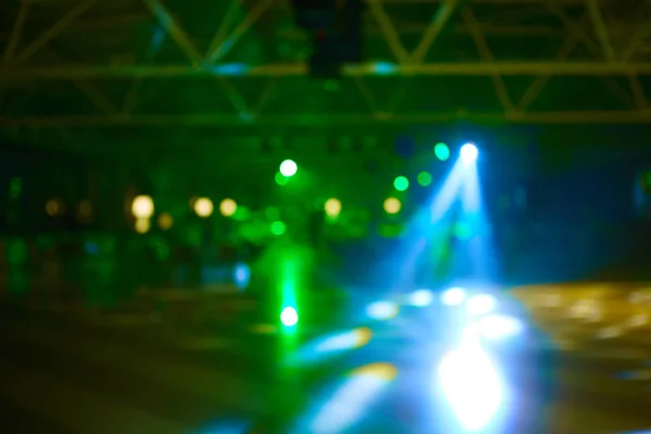 模糊的灯光在舞台上，抽象形象的音乐会照明 — 图库照片