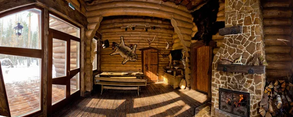 Interior estilo country em chalé caçador com lareira — Fotografia de Stock