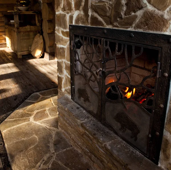 乡村风格的内部在猎人小木屋与壁炉 — 图库照片