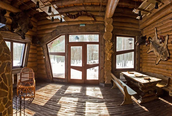 Intérieur de style campagnard dans chalet de chasseur avec cheminée — Photo