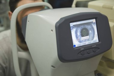 Modern oftalmoloji kliniği. Göz görme ve göz sağlığını kontrol etmek için araçlar.