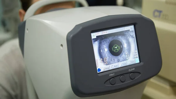 Oftalmología. El oftalmólogo revisa los ojos en la clínica de oftalmología — Foto de Stock