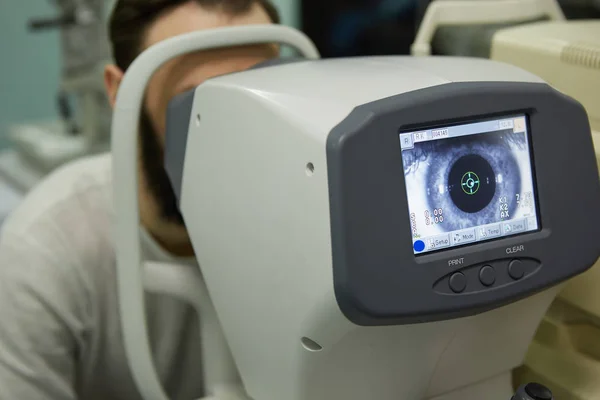 Oftalmologia. O oftalmologista verifica os olhos na clínica oftalmológica — Fotografia de Stock