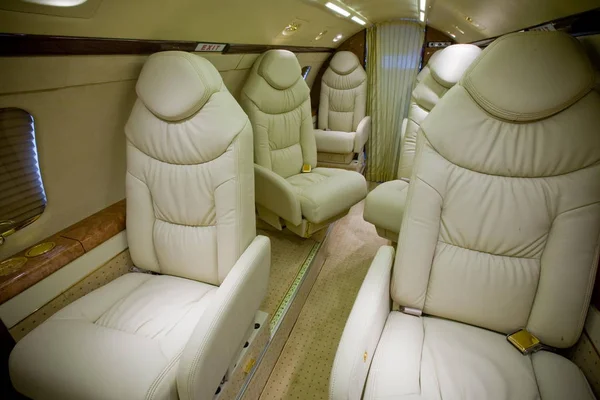 Luxe interieur in heldere kleuren van echt leer in de business jet — Stockfoto