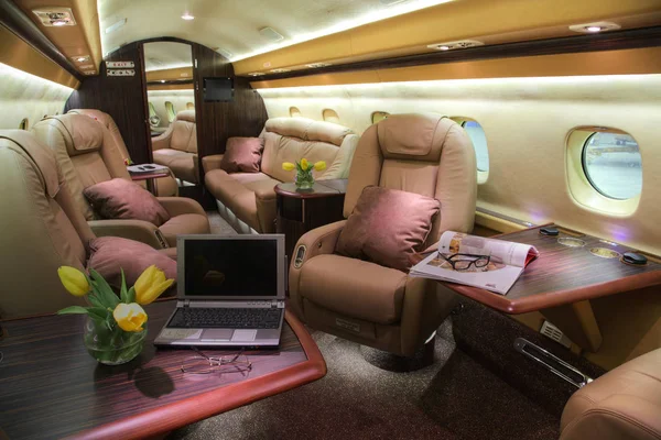 Luxus belső tér élénk színekben valódi bőr az üzleti jet — Stock Fotó