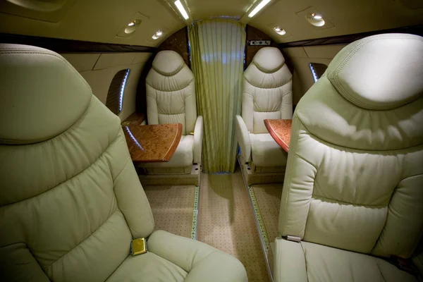 Luxe interieur in heldere kleuren van echt leer in de business jet — Stockfoto